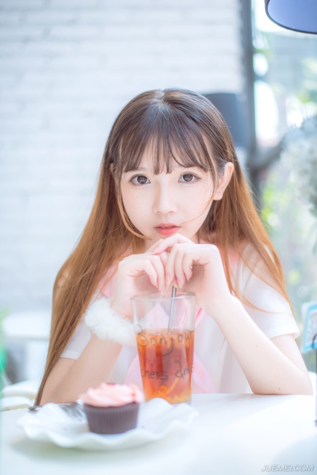 “夫君当以国事为重，妾身怎敢相怪？夫君且先休息，妾身先告退了。”美妇微笑着摇头道。